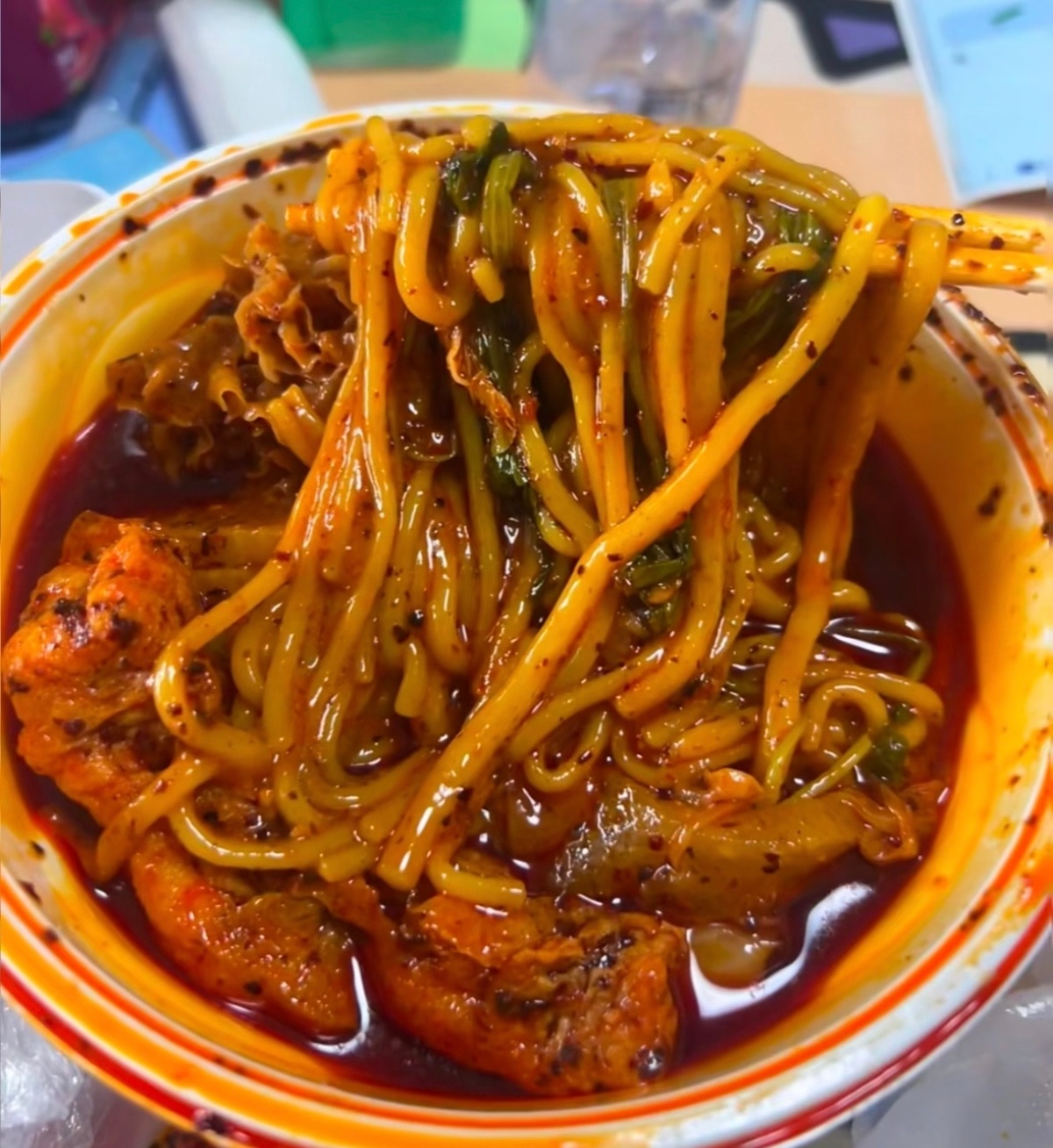 千问女孩吃上刘文祥了千问领AI办事卡，AI一句话就能下单，无门槛立减，人人都有份