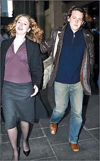 切尔西再不美，也有那么一两张美照，比如图一图二的她看起来还不错，这拍摄角度合适她