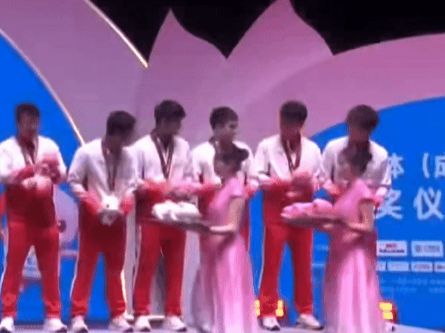 全运会男团颁奖仪式，林高远和队友交换大湾鸡，选择了个粉色的大湾鸡。