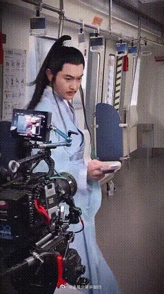 张智霖cos陆小凤我以为这个张智霖是Ai短片里他一人分饰多角，再度还原陆小凤的经