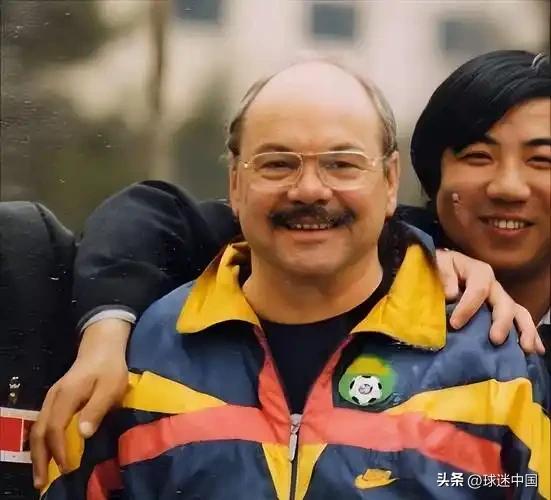 施拉普纳，这位年过半百的德国老帅，有着固执的性格，也有着长辈的慈爱、主帅的威严，