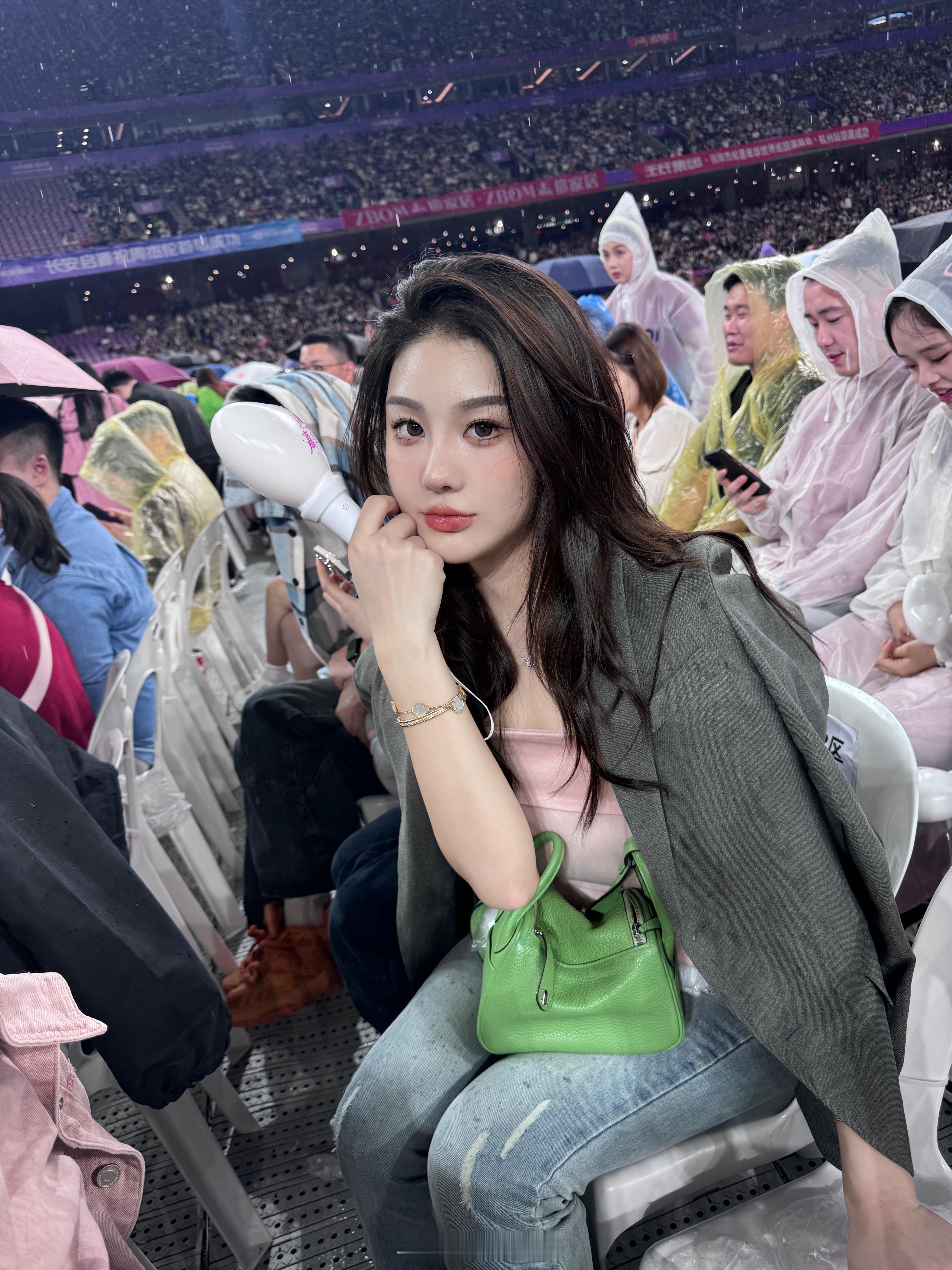 第三次约会 和Jay就是这大雨 真的淋不住了 提前离场保命！期待下次吧  ​​​