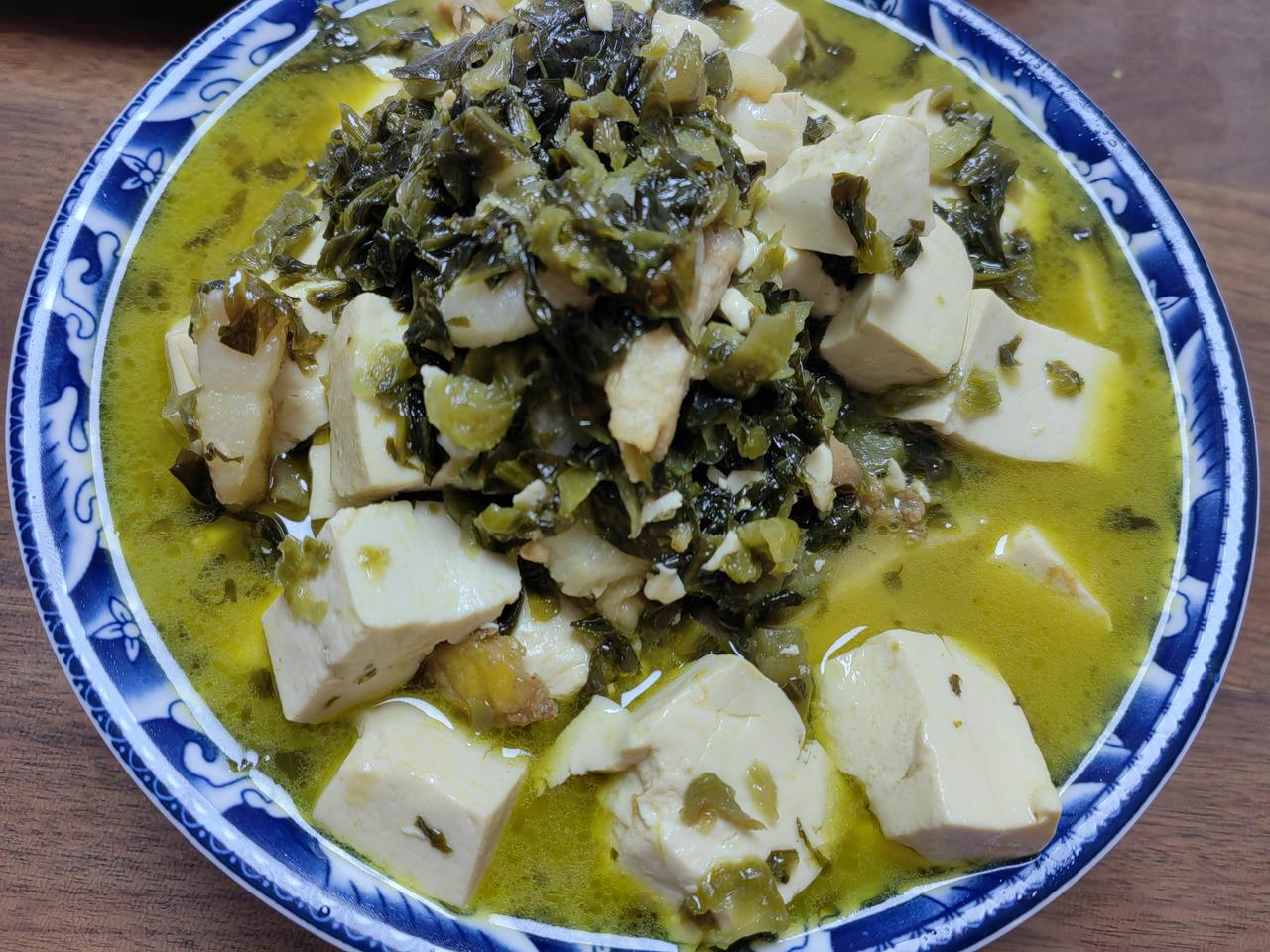 晚上弟弟用新宰的草鸡鸡皮和鸡油做了道咸菜烧豆腐，开胃生津，下酒下饭，以为得了一个