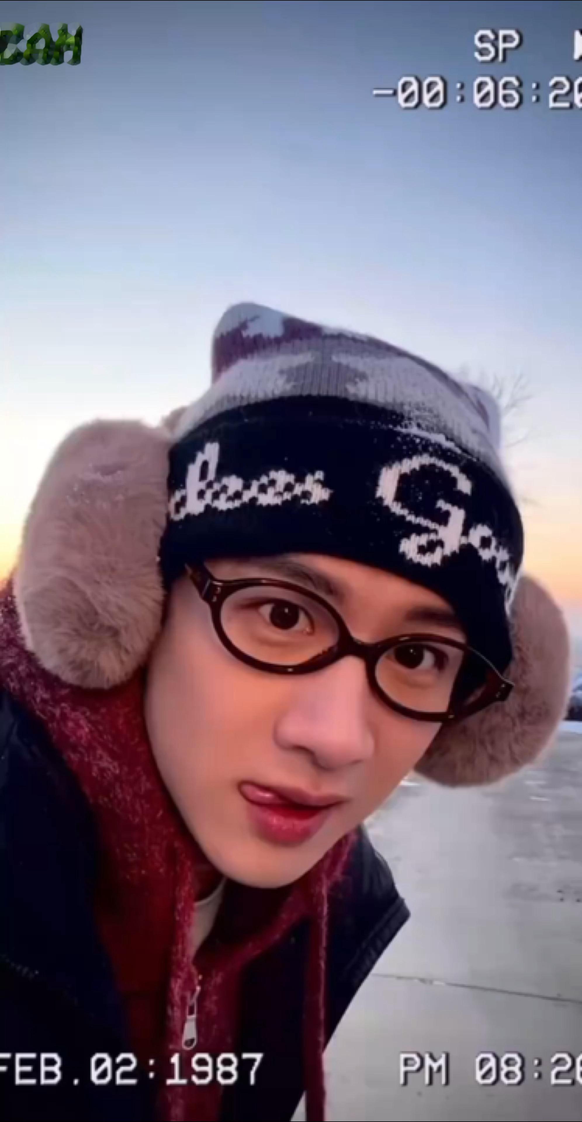 白敬亭cha圣诞手势舞了好可爱 