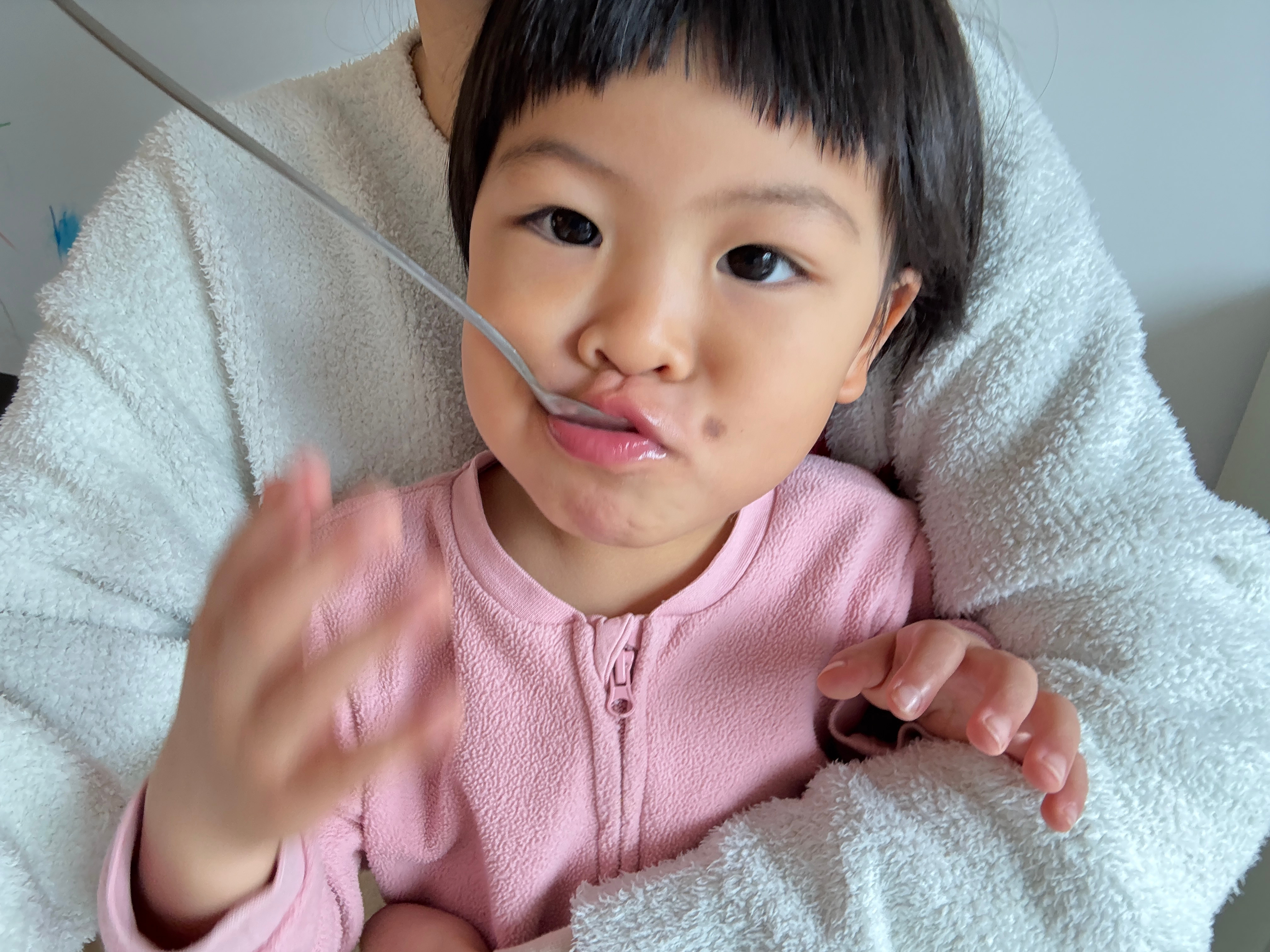 压压告状了，说大清早把尿布脱了，压压说你昨天肚皮痒就是不穿尿布小细菌跑进去了球宝