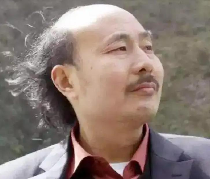 33年前他没了右手，谁能想到，这个只剩左手的汉子，33年只卖梳子，硬是把“谭木匠