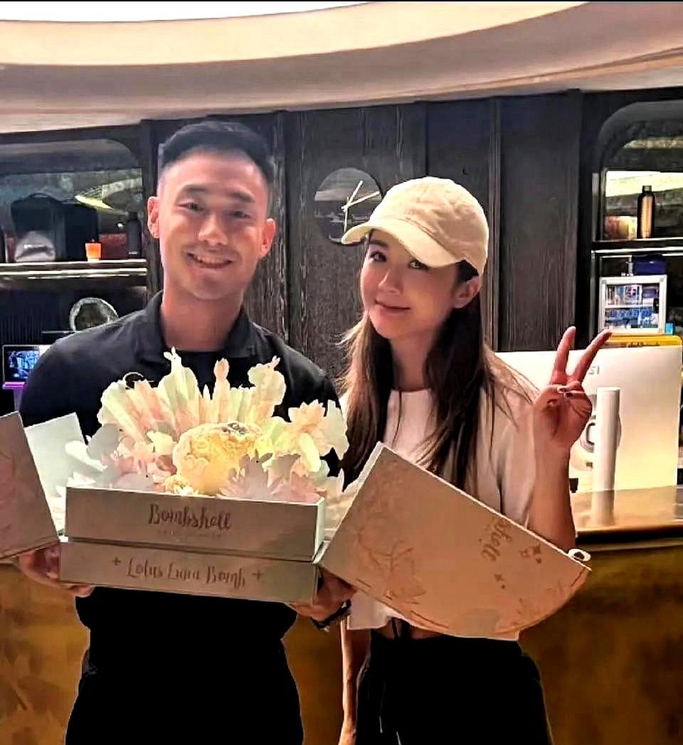 累了，不想再藏了！43岁的阿Sa终于认了，男友是小10岁的他。

在尖沙咀的活动