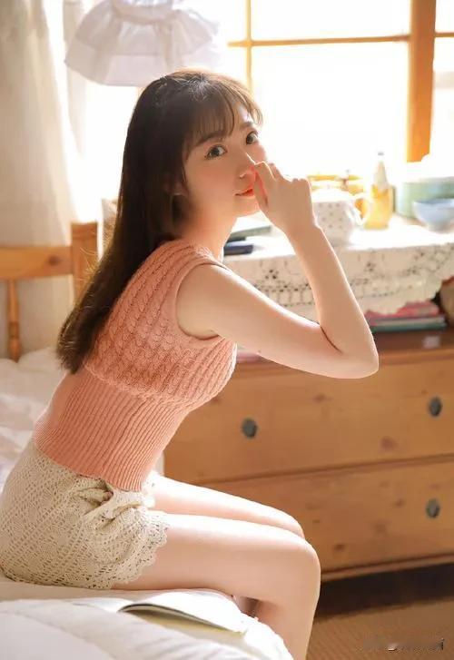 素衣轻舞，玉颜含笑