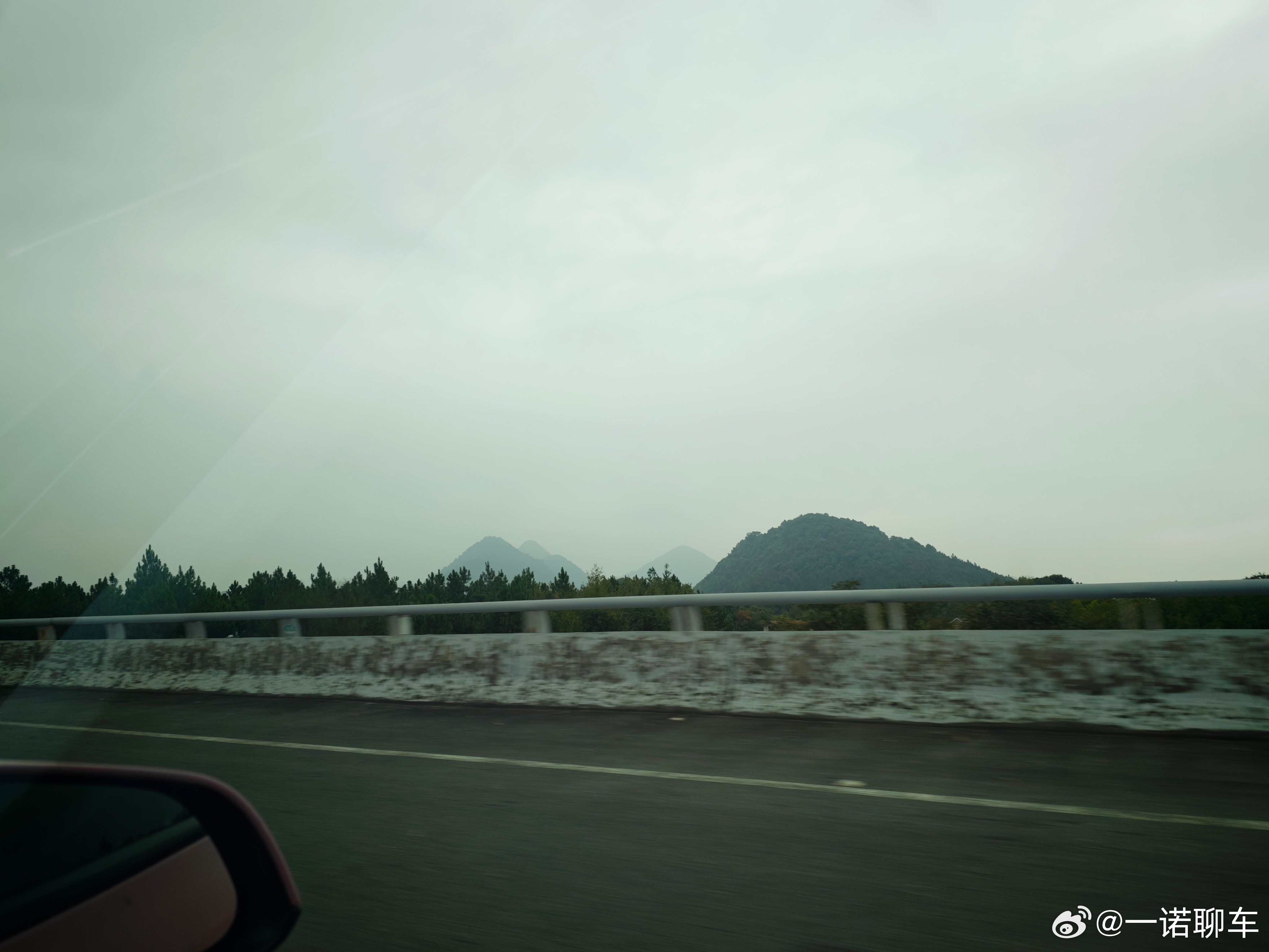 昨天晚上开到两点多的时候，离家还有400公里 正好进服务区充电 我已经干了600