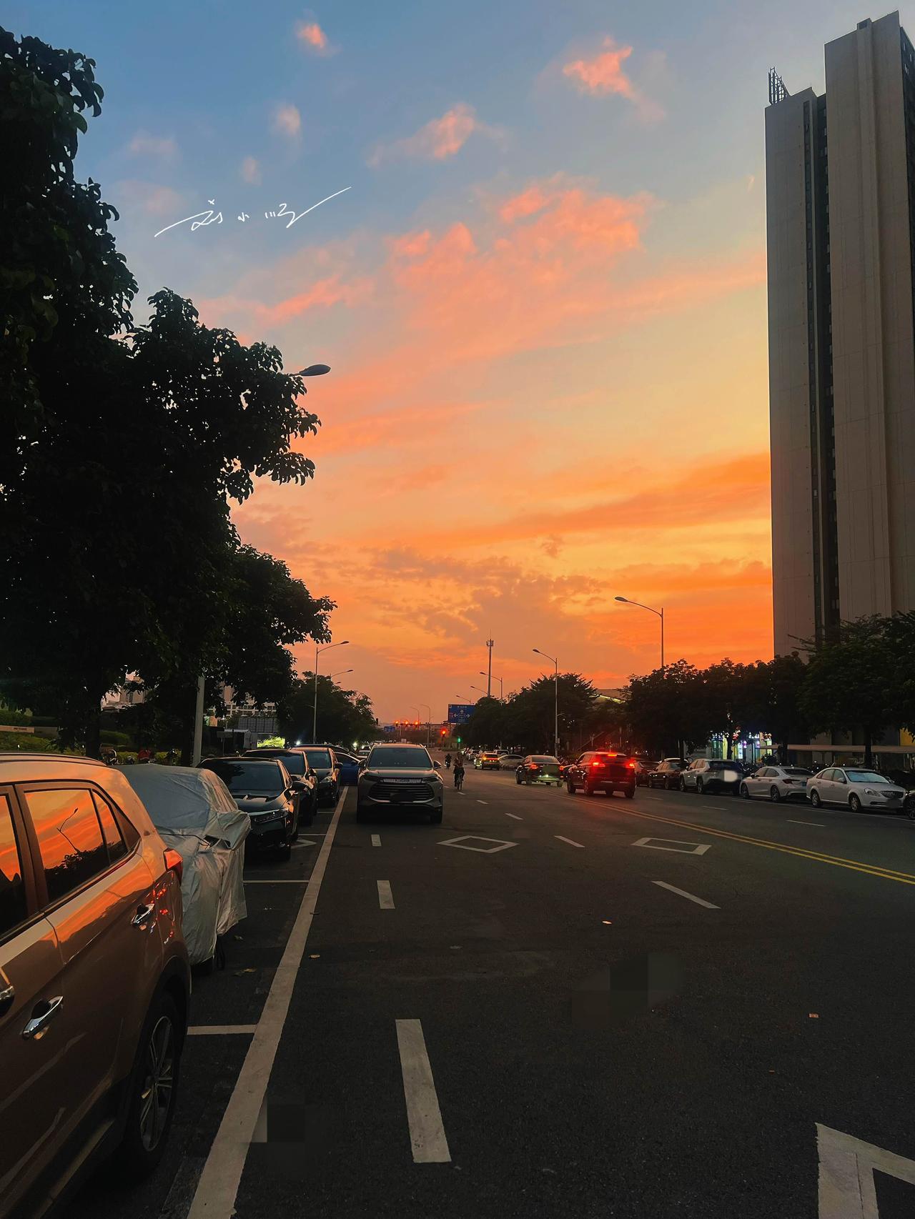 今天夕阳真美，既然大家都开始上班，我也准备出门了，照样是去旅居，这次是成都。为什