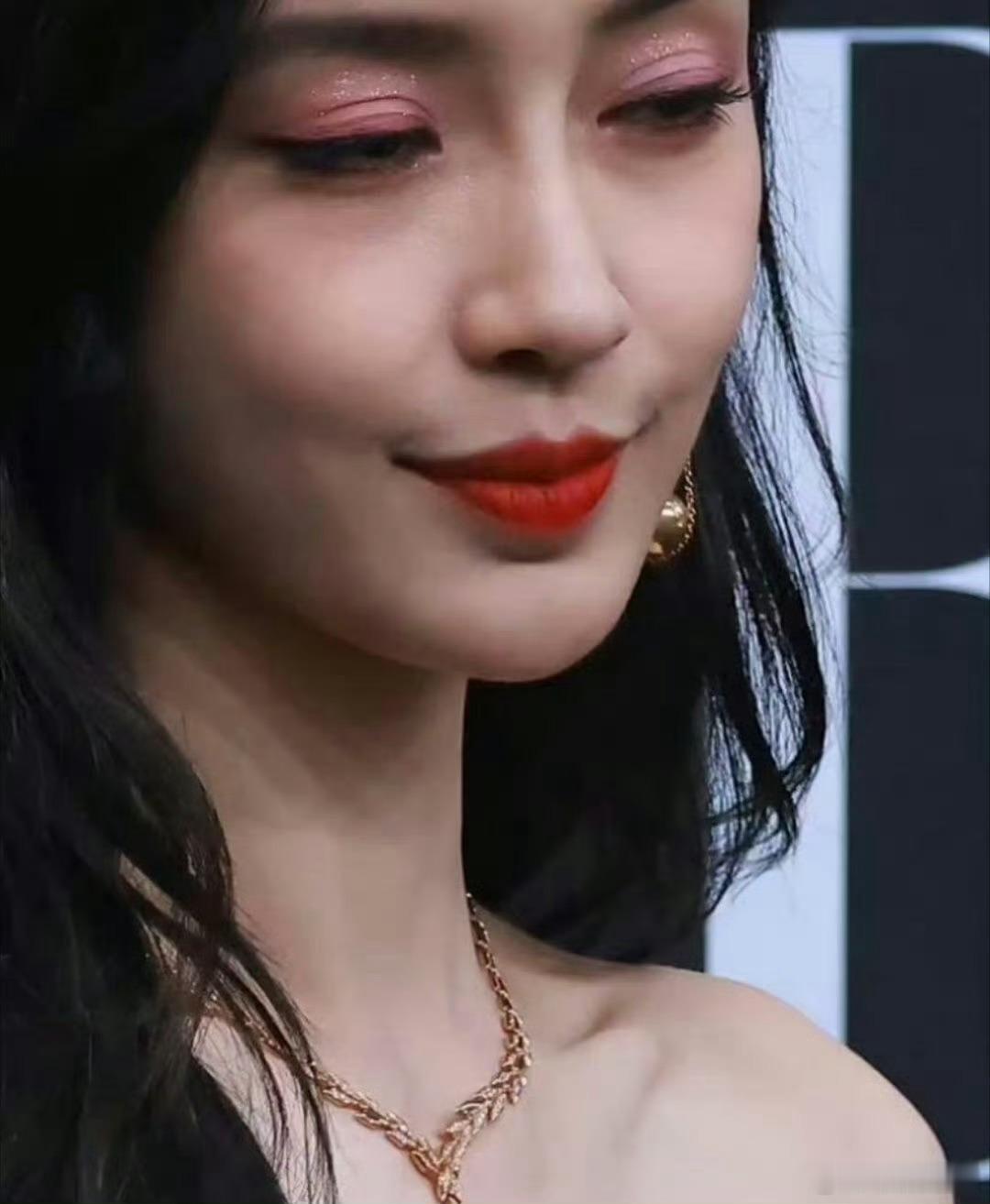 Angelababy化妆都用这么明显的双眼皮贴吗？ ​​​