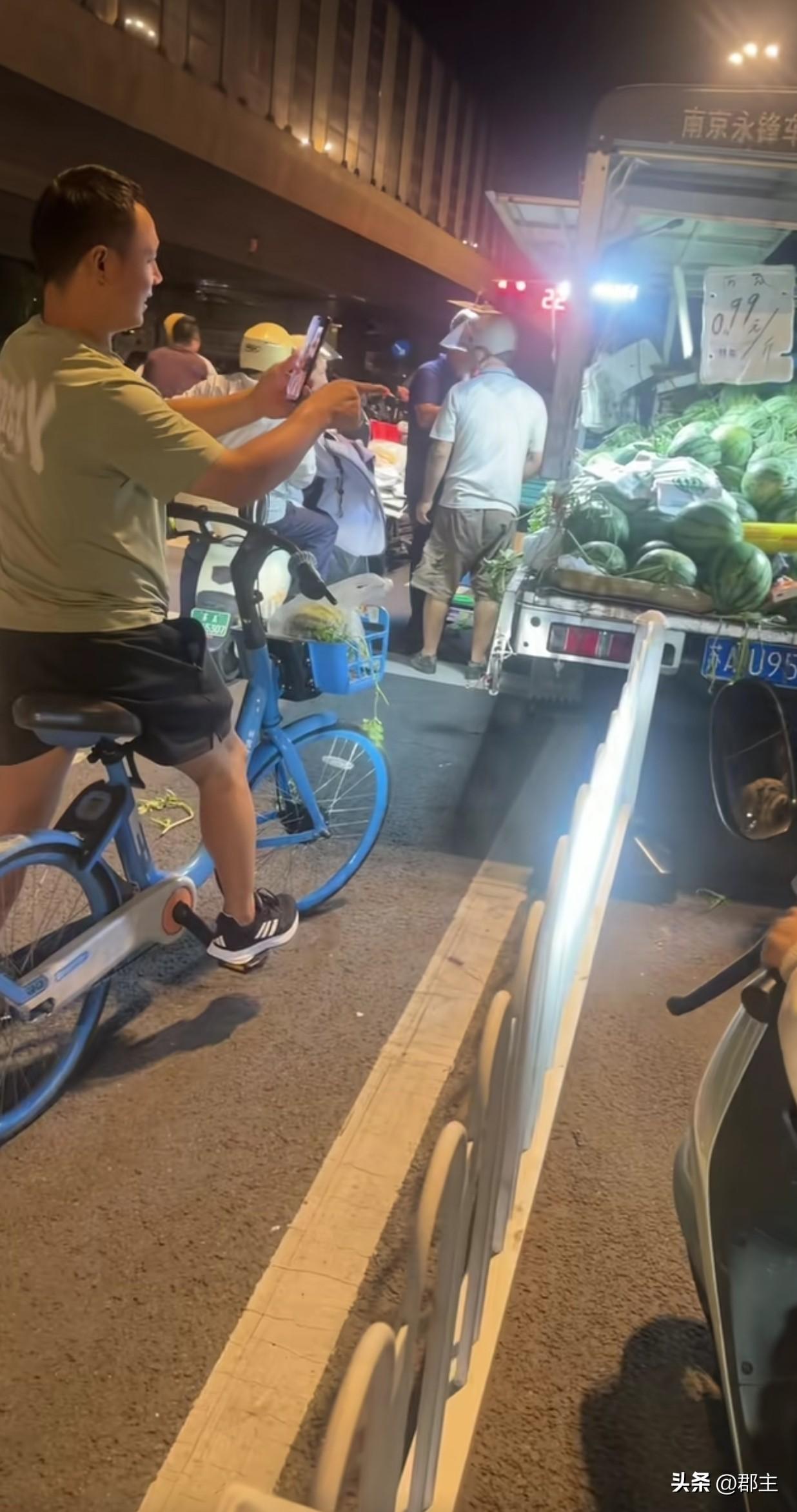 知道为什么现在摆地摊的越来越不受欢迎了吗？
1、两台拉西瓜的车，就堵在非机动车道