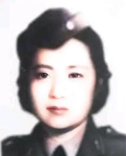 1951年，叶亚华在澳门街头要饭无果，无奈在牌子上写道：“我是抗日名将王铭章的遗