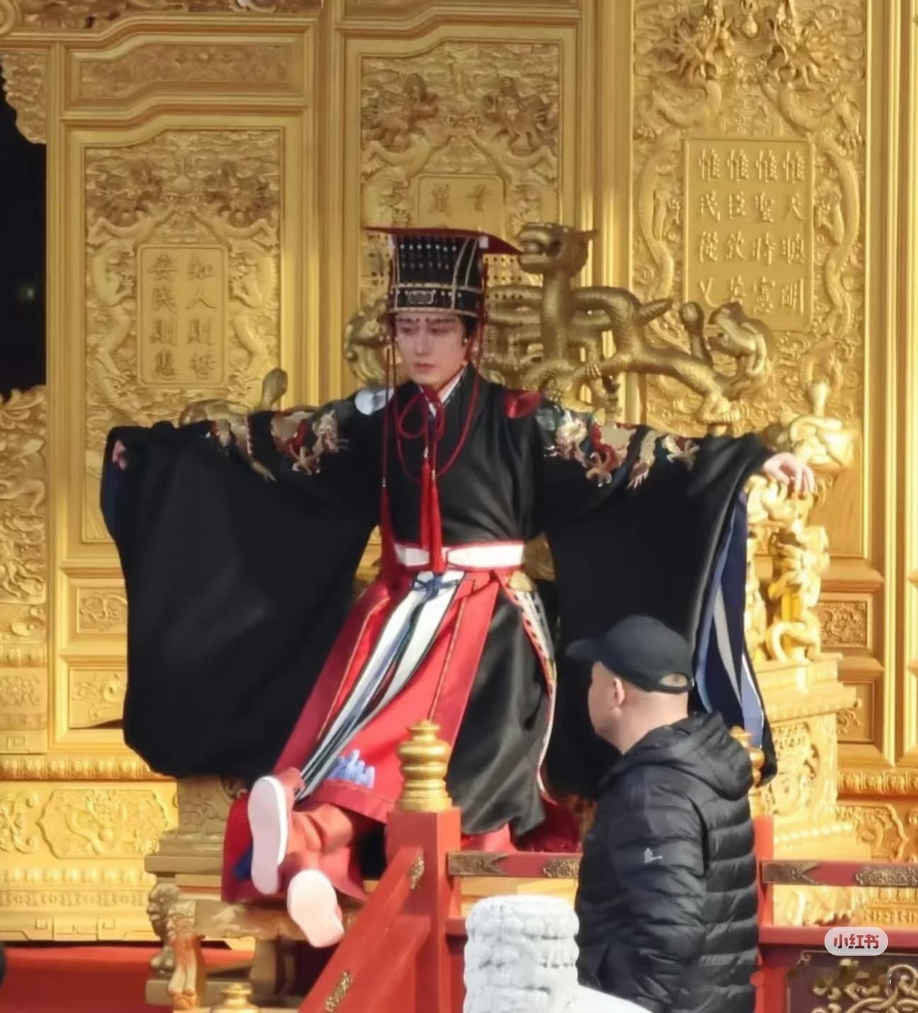 坐在龙椅上也好多小表情，太可爱了吧！成毅朱瞻基成毅两京十五日 cr见水印 