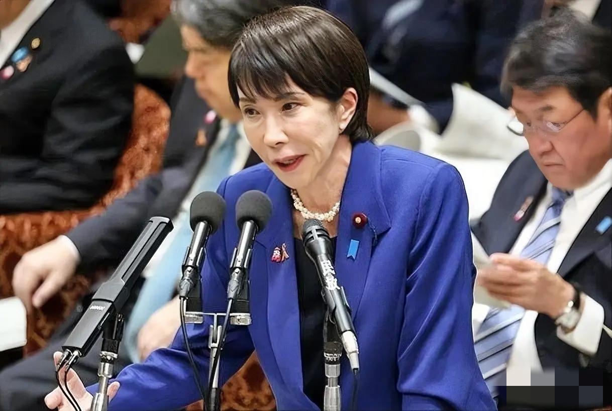 要其亡先让其狂。高市早苗执政满月的“成绩单”堪称魔幻：一边在台海问题上高调叫板，