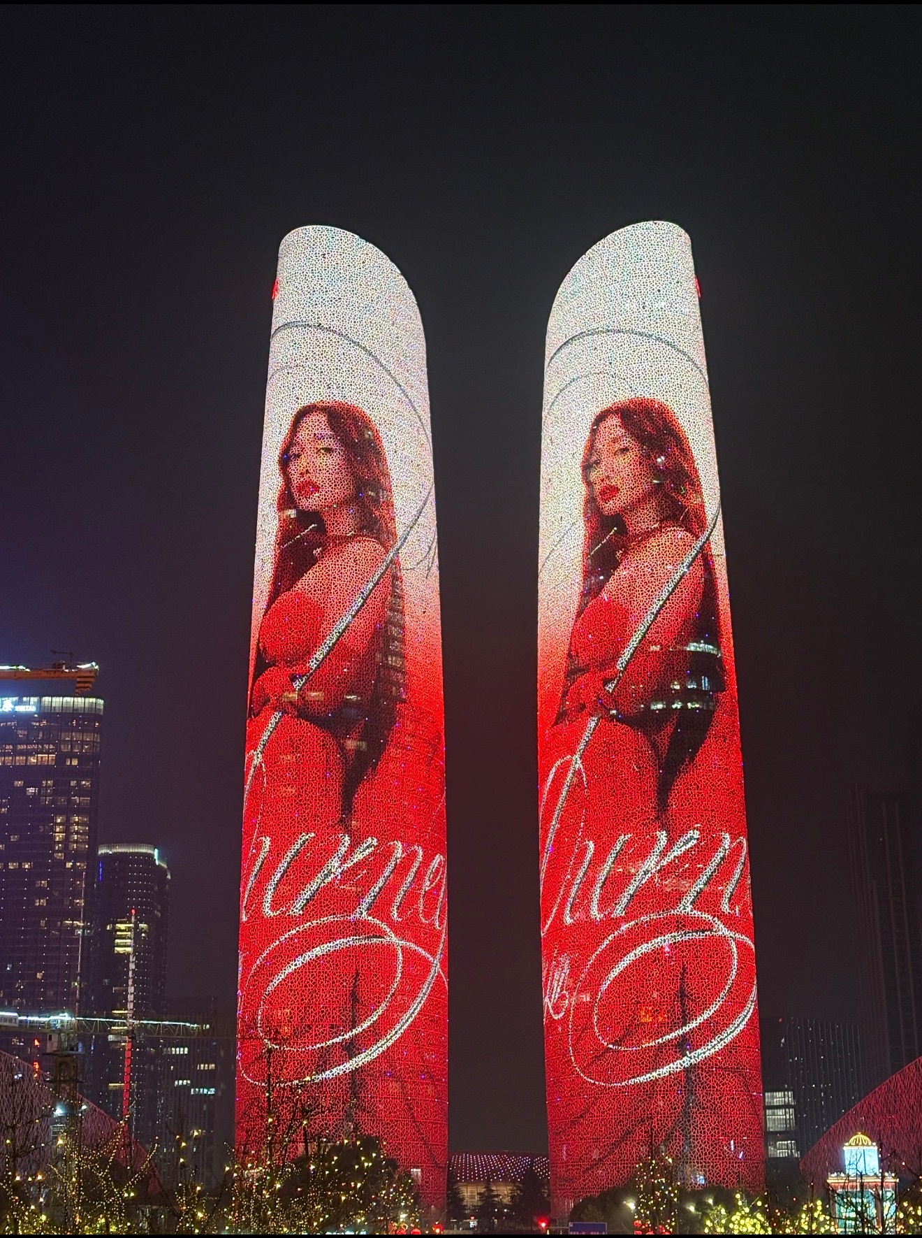 一连三场的A-Lin「歌迹」20周年巡回演唱会成都站今晚正式开演，双子塔为歌姬亮