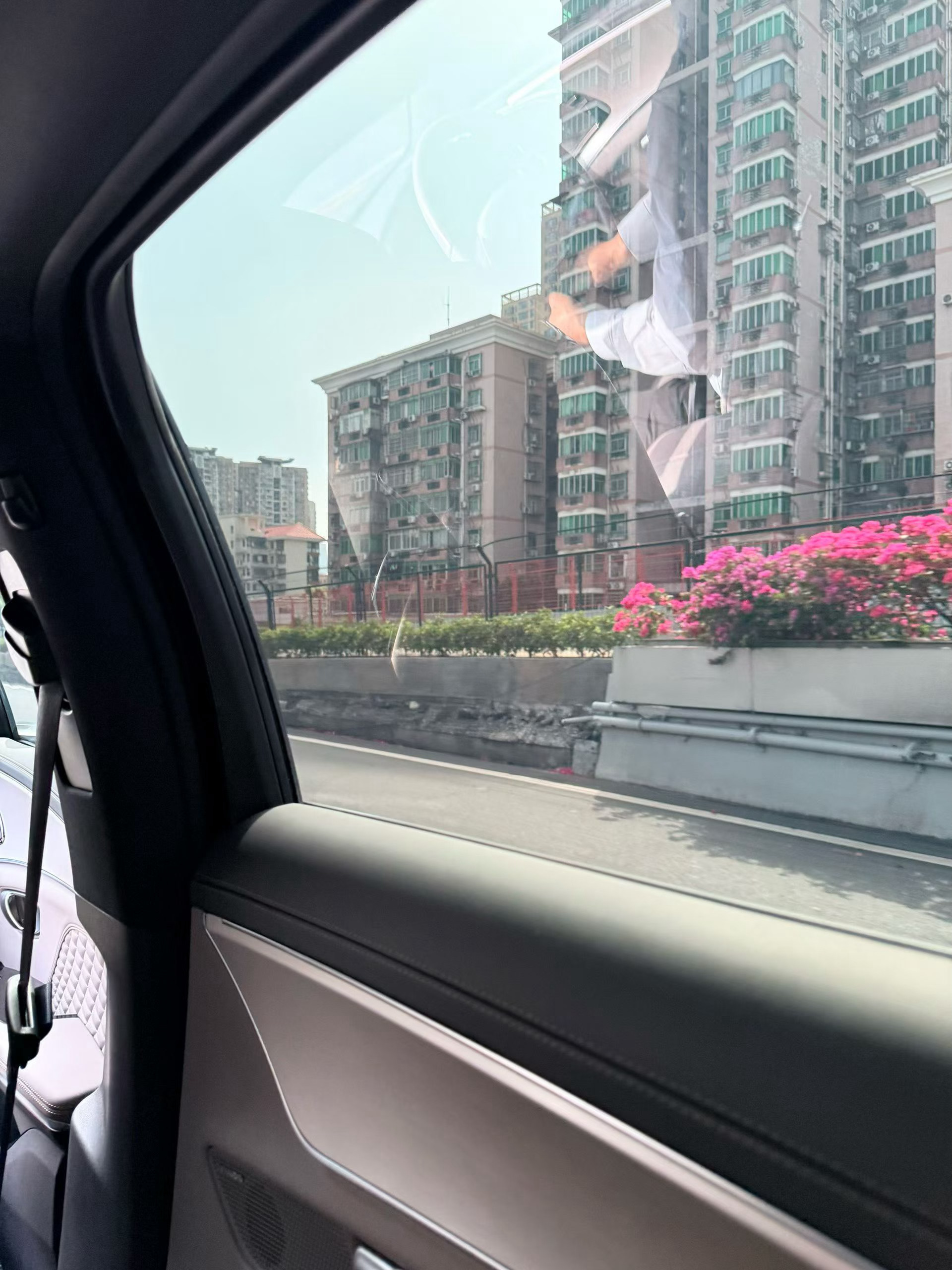 周六叶生依旧在去公司的路上，针对于下周的操作计划，叶生需要与风控部门的同事尽快制