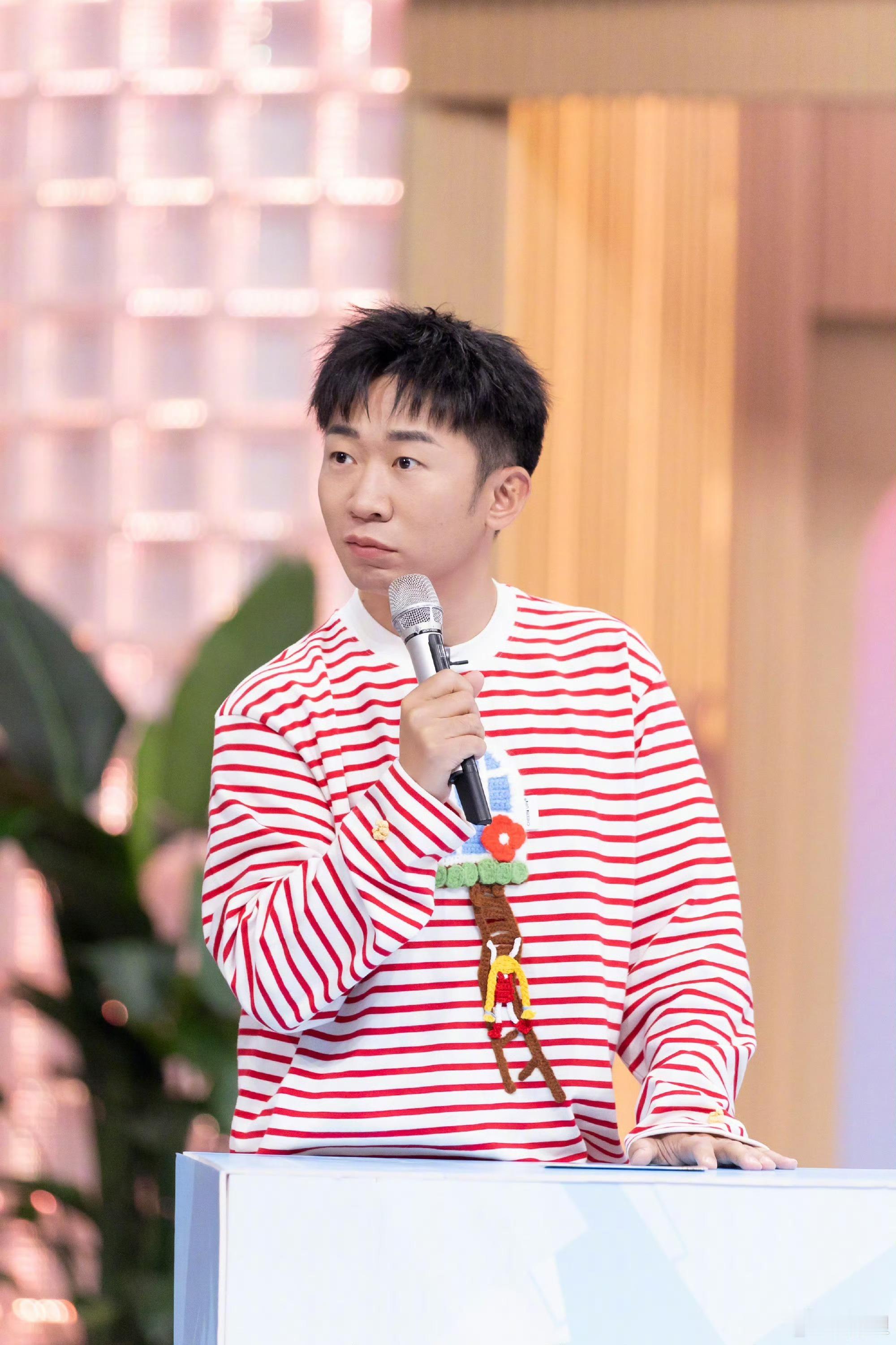 杨迪在好六不舒服了杨迪不舒服当场就说出来了你好星期六 杨迪没有刻意隐忍情绪，有不