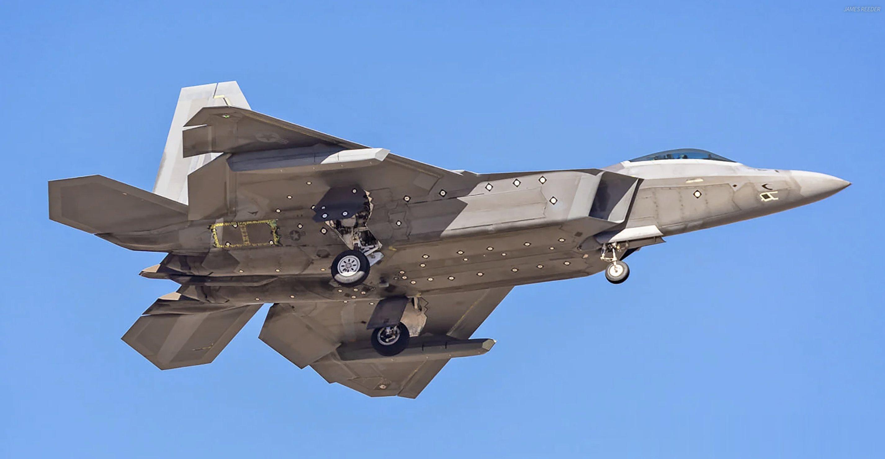 携带隐身吊舱的F-22“猛禽”战斗机。F-22虽然能使用普通吊舱，但是会破坏其隐