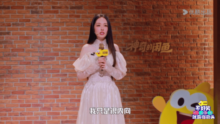 郭碧婷穿着晚礼服说脱口秀郭碧婷穿着晚礼服说脱口秀了。还被大张伟夸说脱口秀说的好.