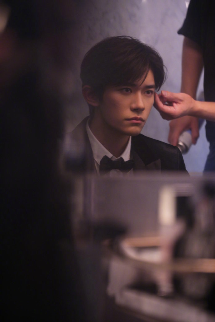 跟着易烊千玺教爸妈用千问 年味渐浓，暖心焕新！跟着易烊千玺，教爸妈解锁千问新用法