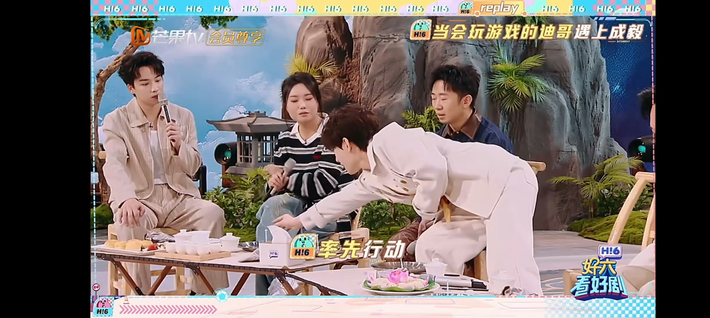 成毅把杨迪吴泽林吓了一跳又一跳 成毅玩游戏迷糊但胆大，贪吃鬼吃一个食物就行，他直