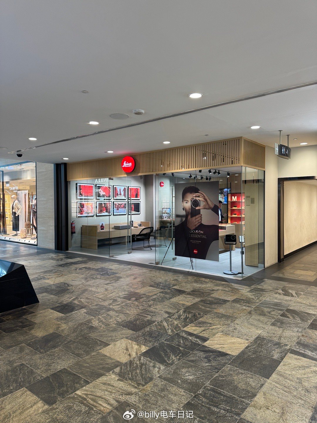 新加坡金沙酒店楼下购物中心的徕卡门店海报上用的居然是小米手机！牛逼啊中国品牌！ 