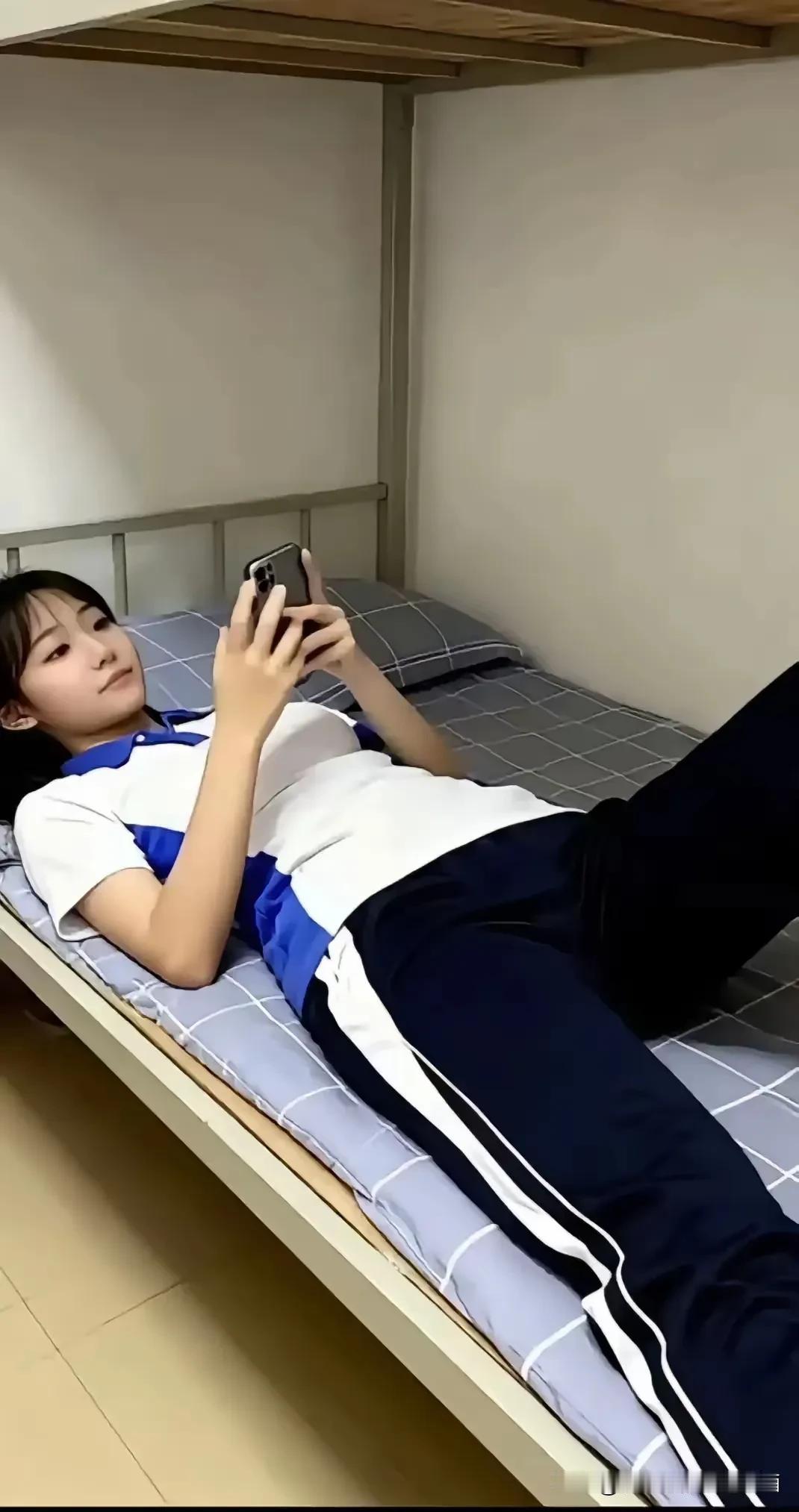 带手机到学校，
堂而皇之的玩？！
这样的女娃儿，
不要也罢！