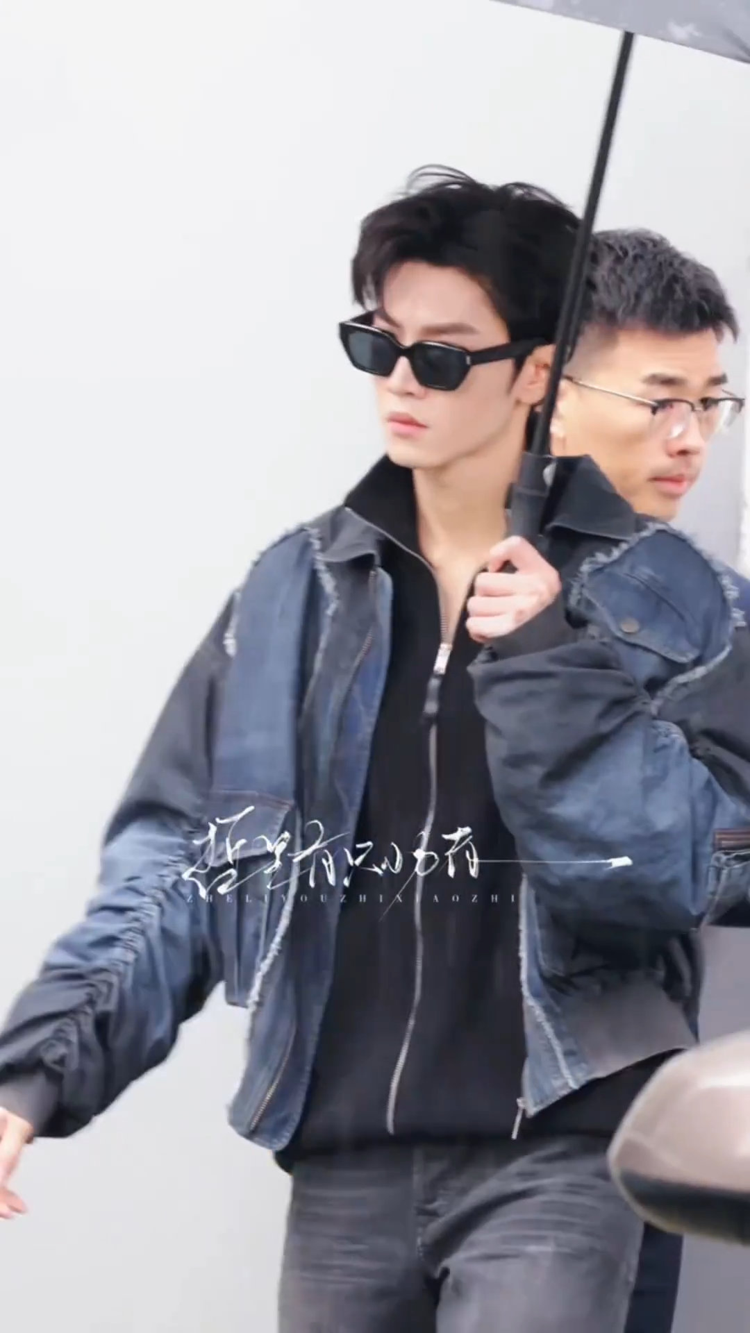 陈哲远墨镜牛仔衣hi6上班陈哲远墨镜冷都男 陈哲远墨镜牛仔衣hi6上班，陈哲远墨