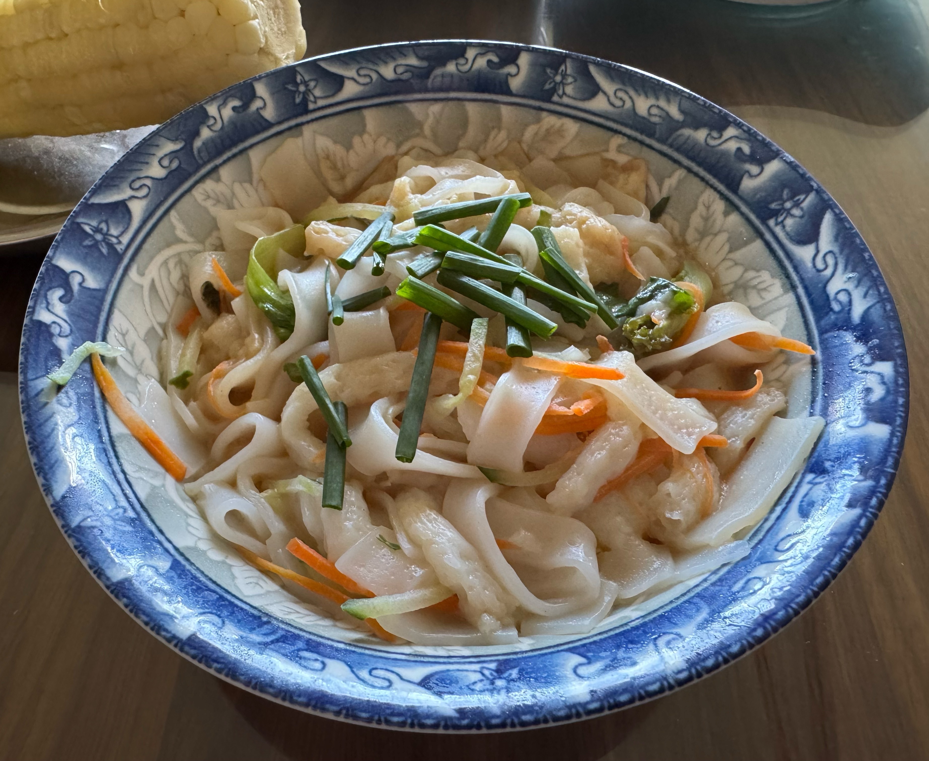 中午回家吃饭，我买的即食麻酱凉皮牛筋面双拼（昨晚下班回家买了打算今天中午吃）我爸