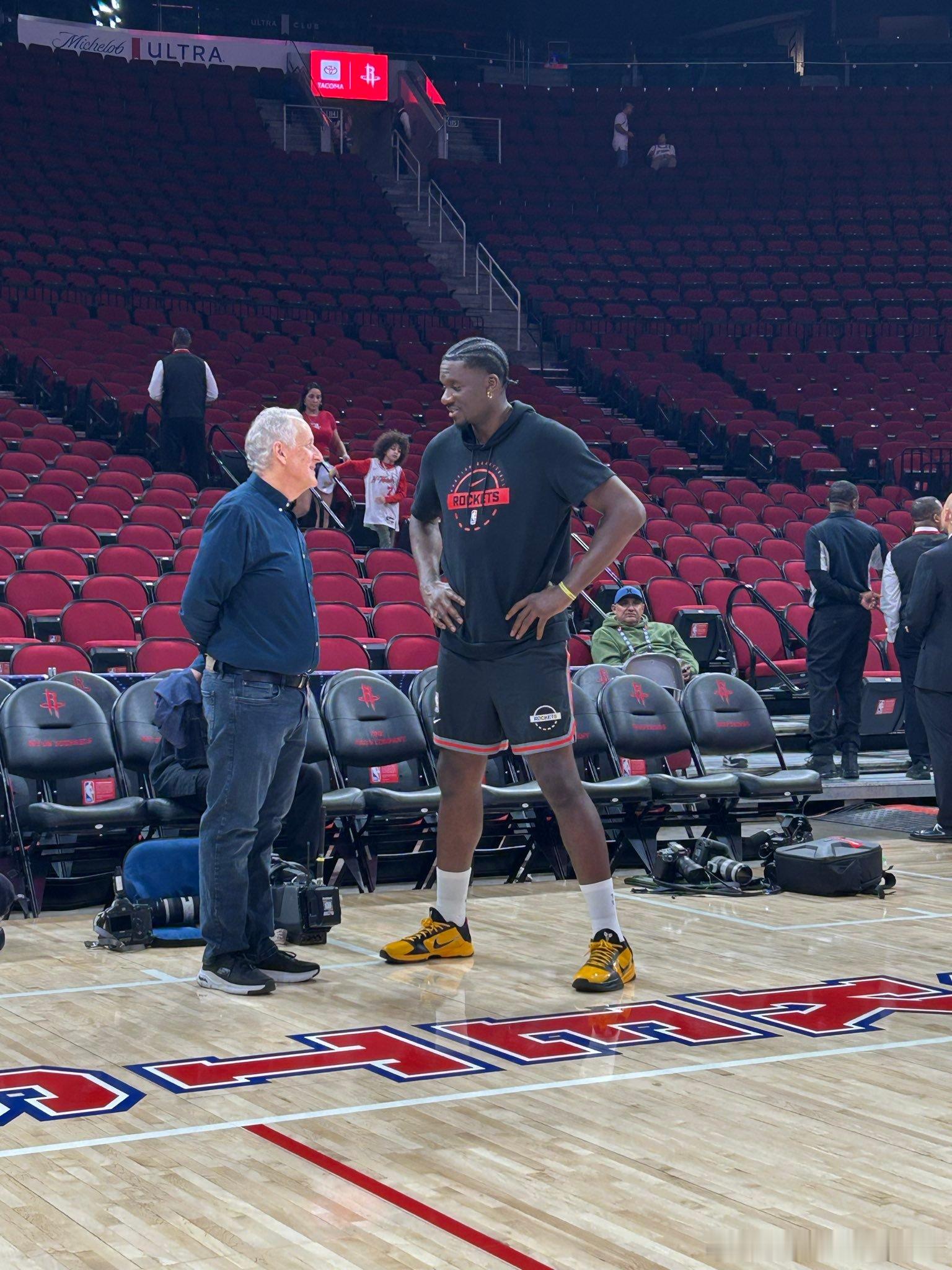 今夕是何年，卡皇和费根老爷子交谈。