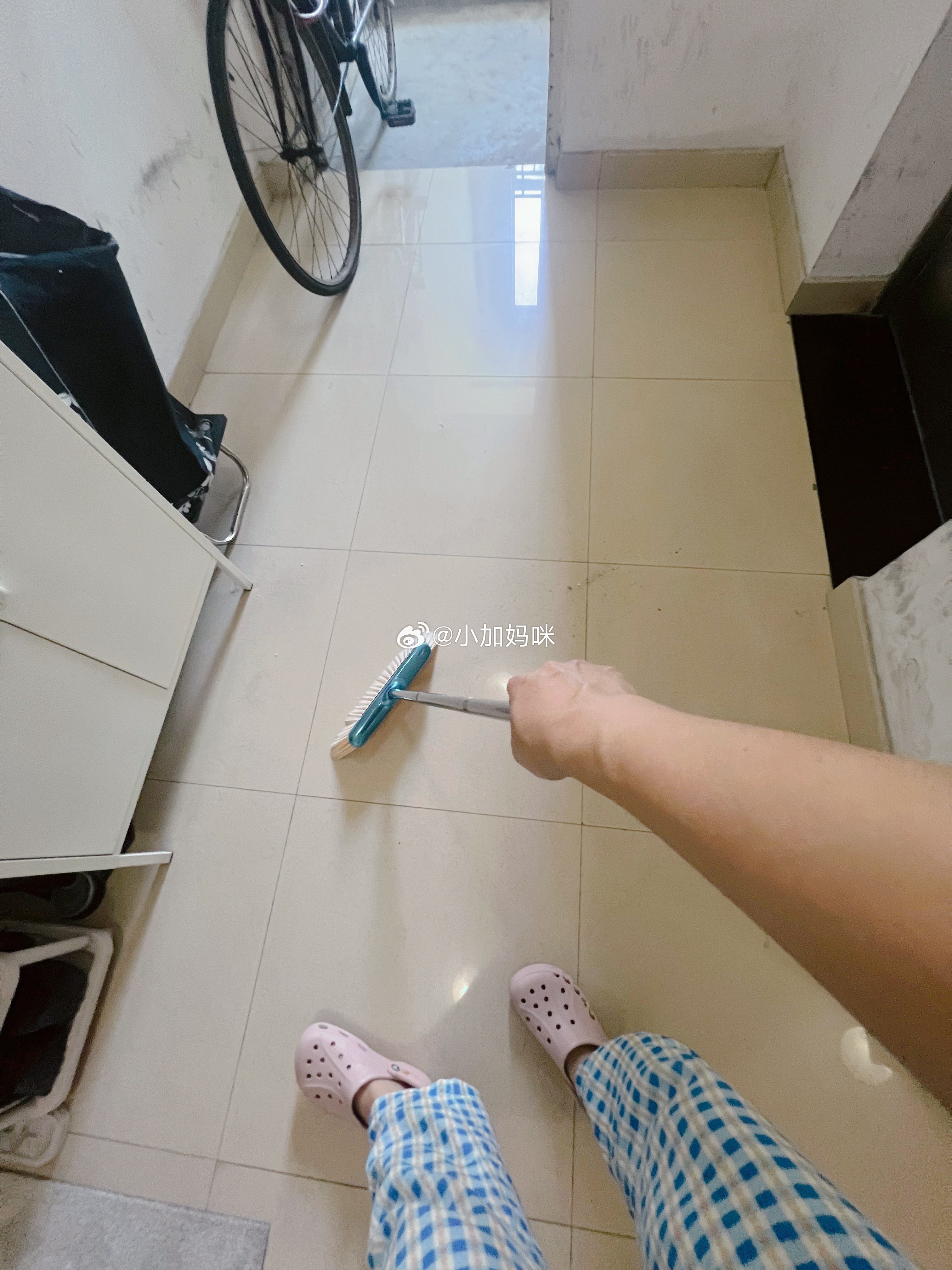 家居收纳[超话]  把门口清洁下地面扫一下对面邻居阿姨也经常扫家居清洁 ​​​