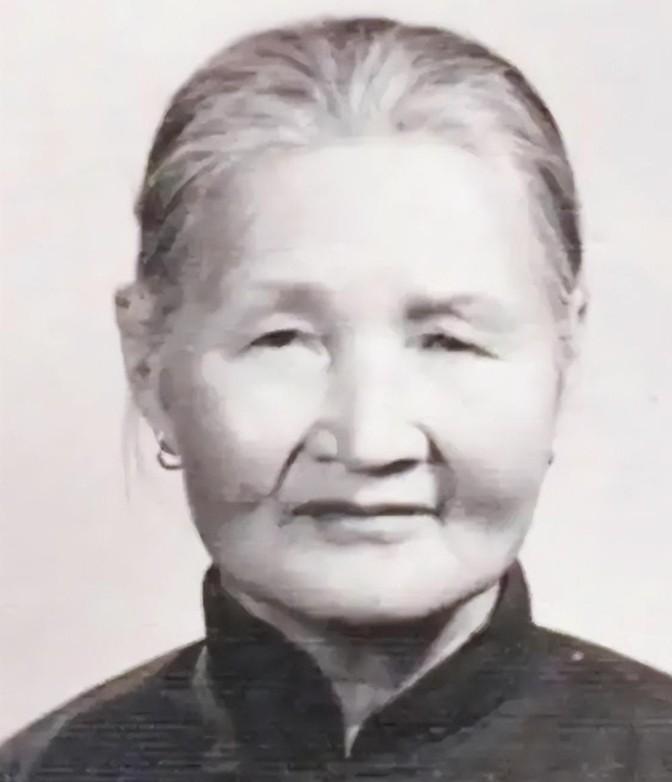 1940年，18岁的郭瑞兰救了八路军政委蔡永，43年后，已是将军的蔡永找她报恩，