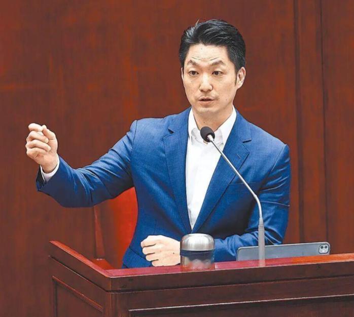 如何看待蒋万安？
说白了，此人的性格、风格、胸怀、格局，活脱脱一个再版马英九！