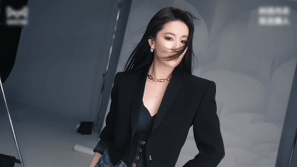 刘亦菲夏日松弛感拉满 速来一键解锁的夏日松弛密码，每一套造型都藏着不费力的优雅。