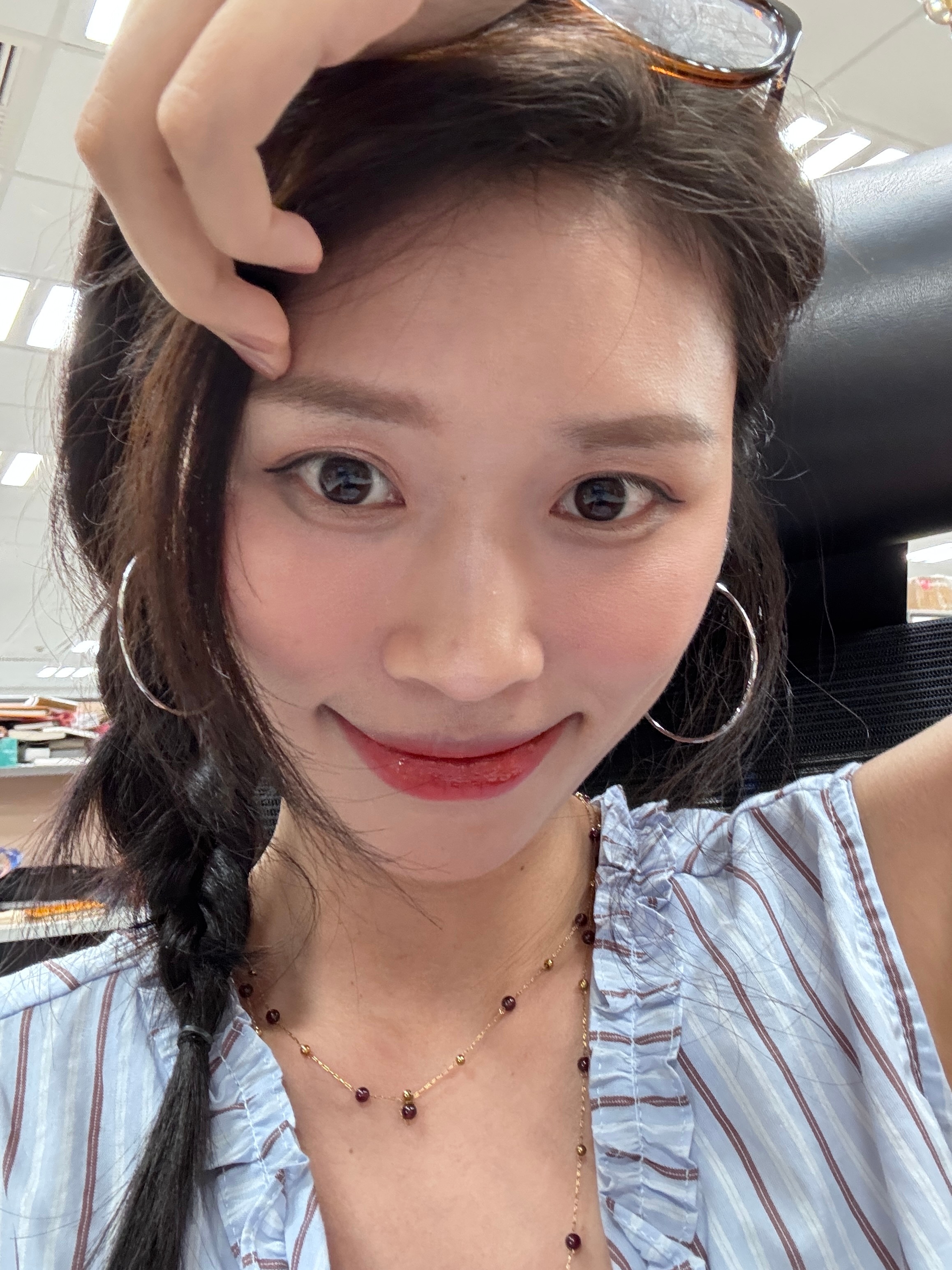 脸和脖子有色差 我也表示很无奈我的头发现在只有发没有型 