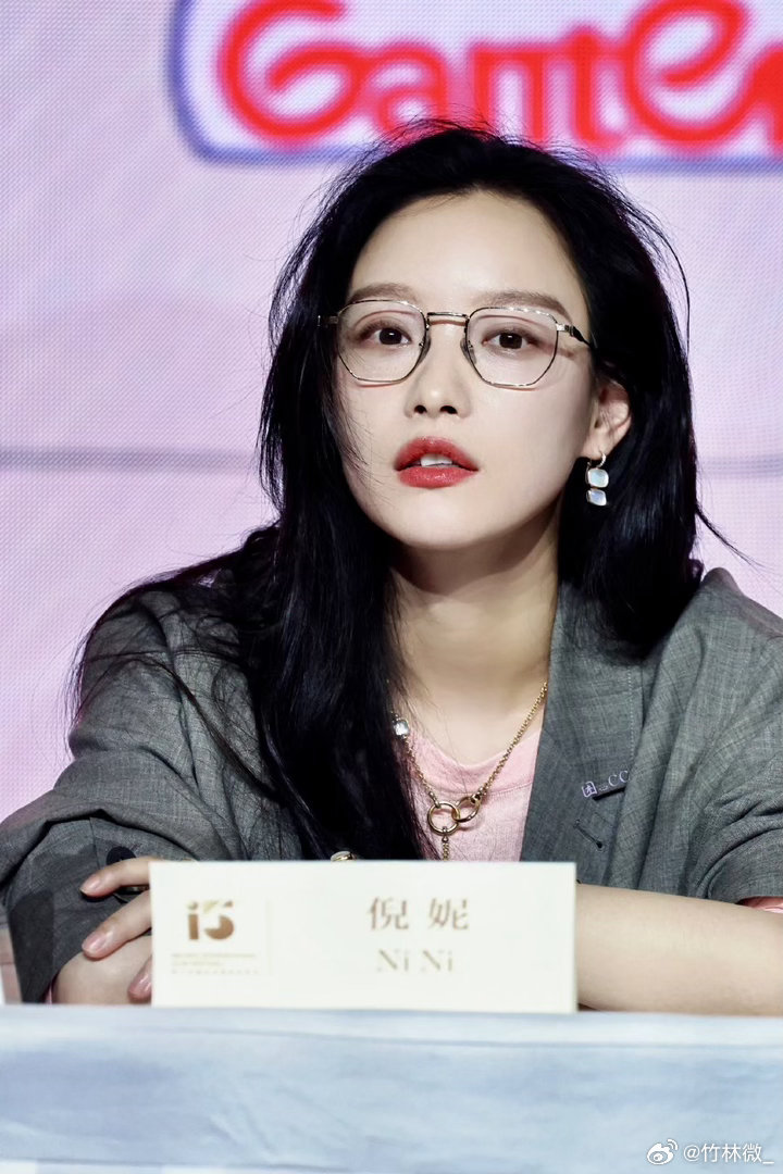 倪妮拿我的笔给别人签名今天看着挺温柔随和，就是感觉有点累，状态不算特别饱满，但气