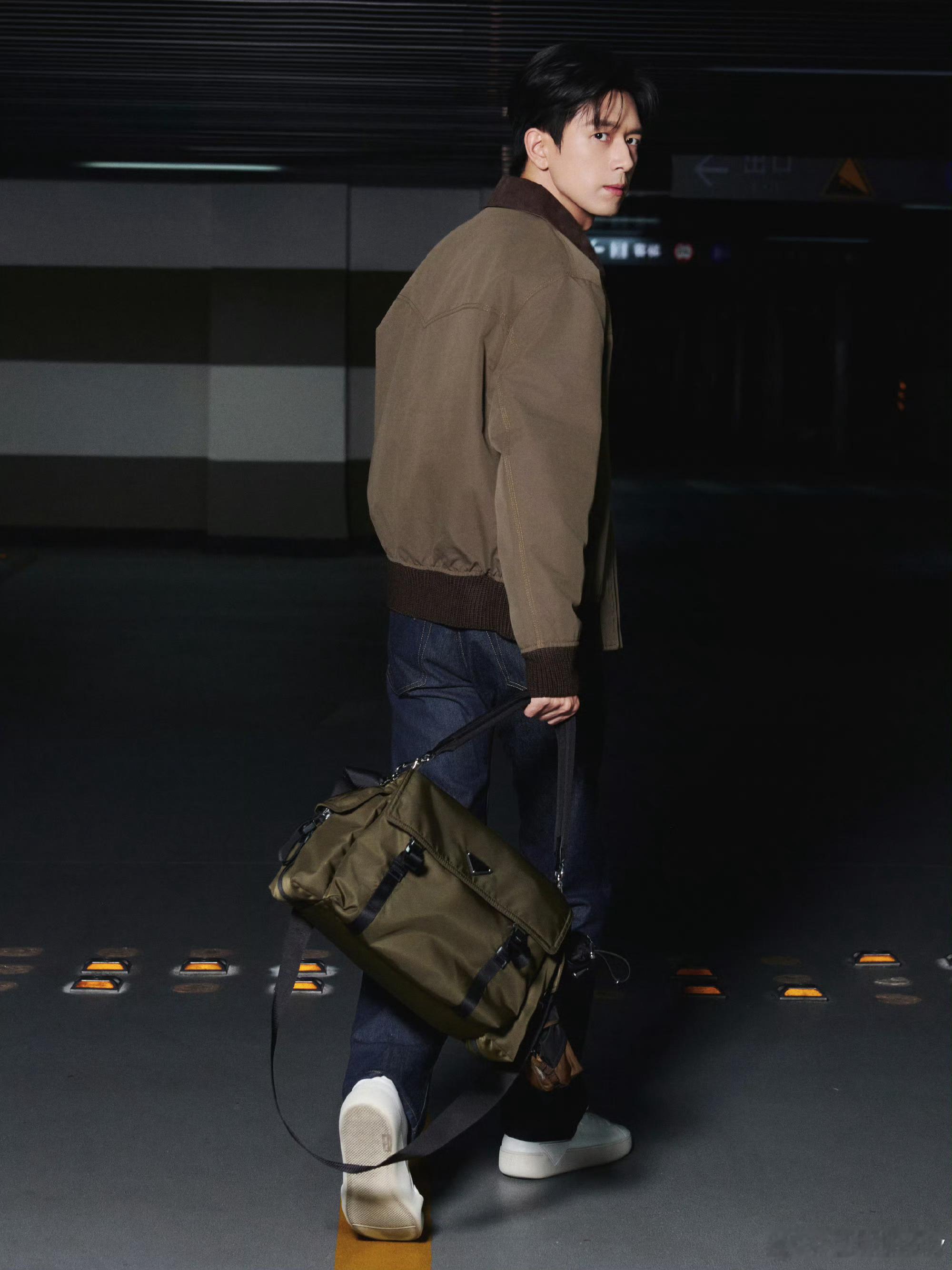 时装周杨幂李现Prada看秀出发图杨幂、李现双双启程米兰，即将亮相Prada 2