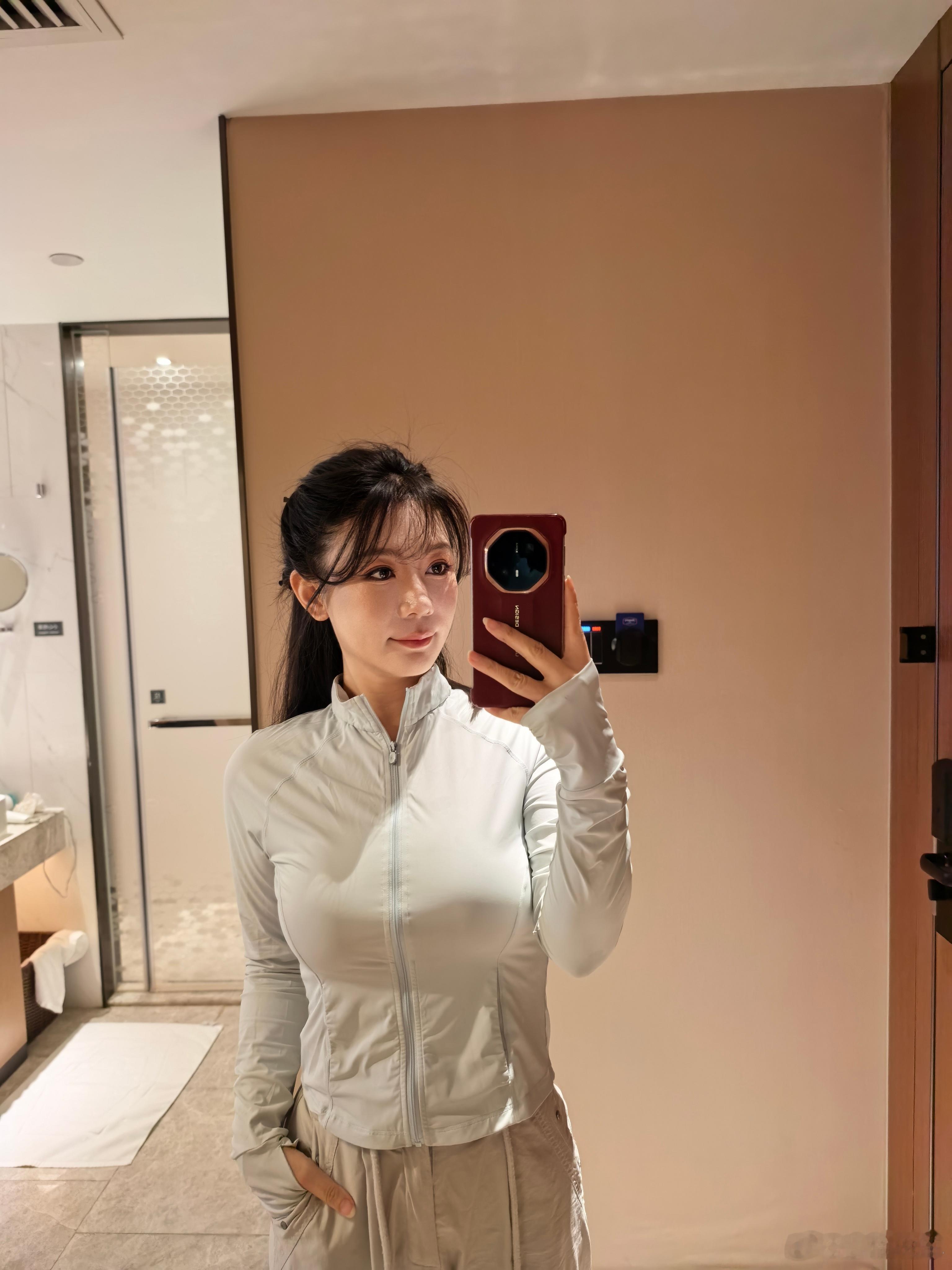 今天北京真的挺冷的咱们出发拍摄先穿件常服吧二选一，你们喜欢哪个？[期待] ​​​