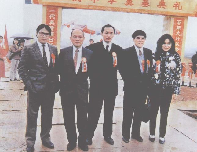 霍英东捐赠2000万港元在家乡建立番禺教育基金会。图为霍英东与霍震霆、霍震寰、霍