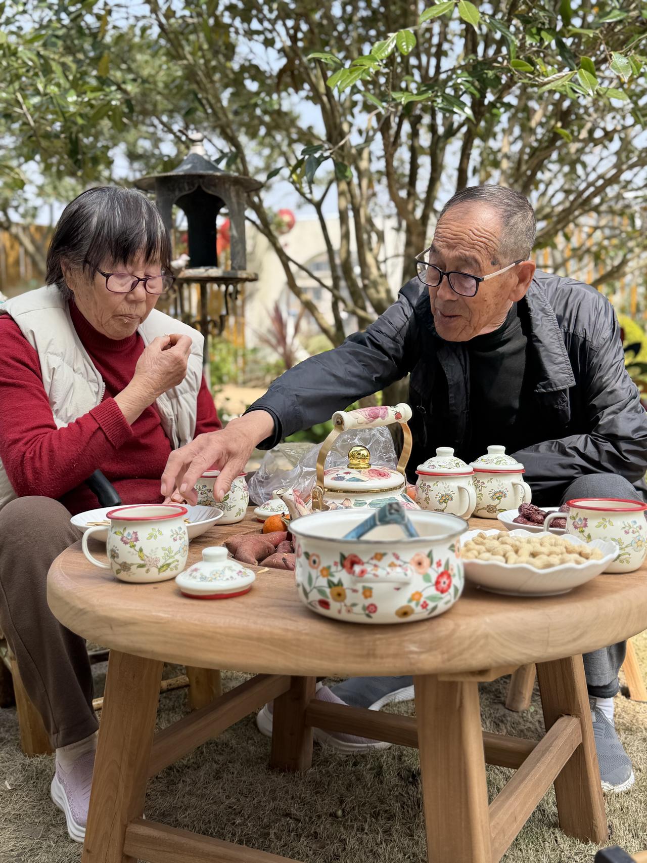 春天有很多样子。

有的春天，在河里——鸭子划开水面，荡起细细的波纹。
有的春天