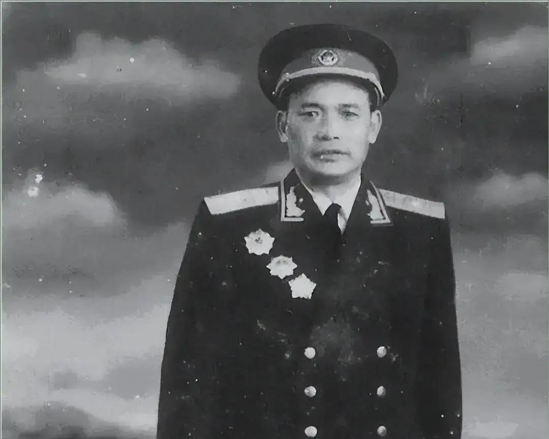 1929年，红军悬赏250大洋买重机枪，一个国军排长扛来两挺，彭德怀要奖他200