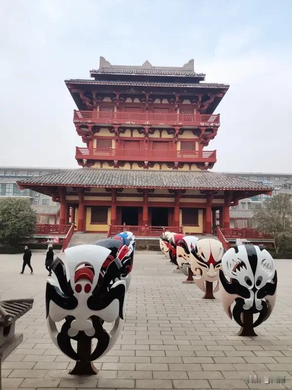 我认为诸葛亮，个人比较欣赏诸葛亮！

虽然曹操是一代枭雄，就好比我们现在的创业者