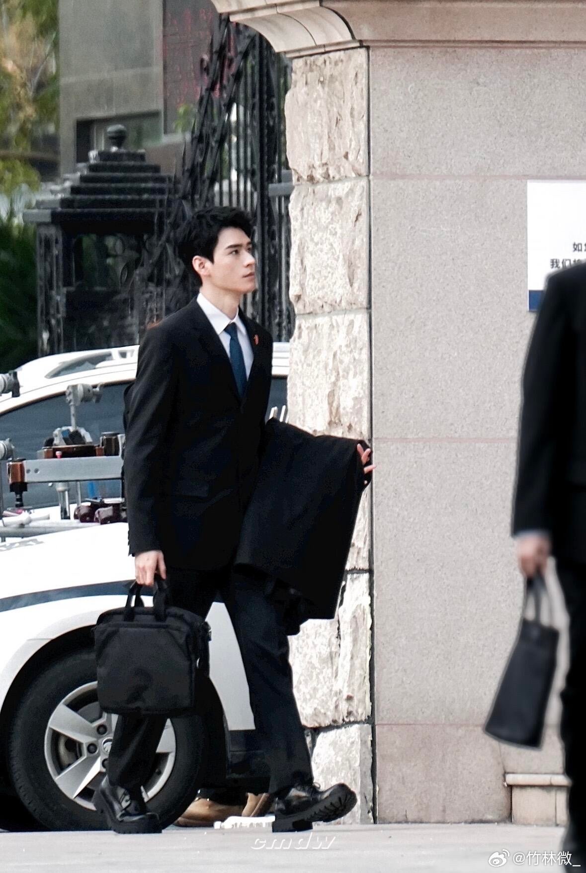 龚俊又破纪录了龚俊已争气争气再争气龚俊饰演的沈谢秩还没开播就热度超高，直接拿下腾