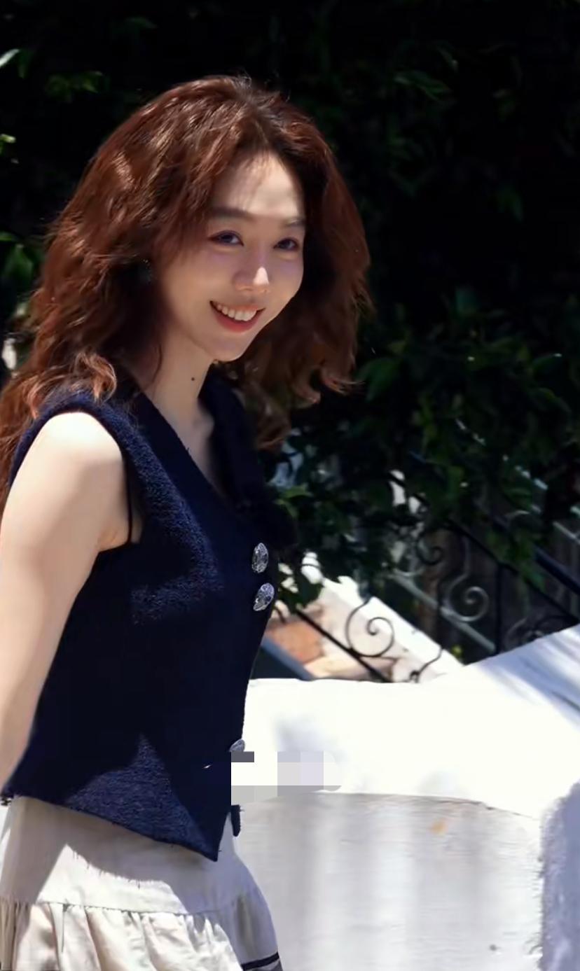 姜妍，要说她长得有多美，好像也没有特别漂亮。个子很高，身材确实也不错，但五官也就