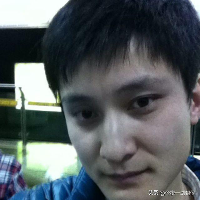 我高中的班长天赋惊人，高中期间一直都当班长！
大家都夸他班长当的特别好，认真负责