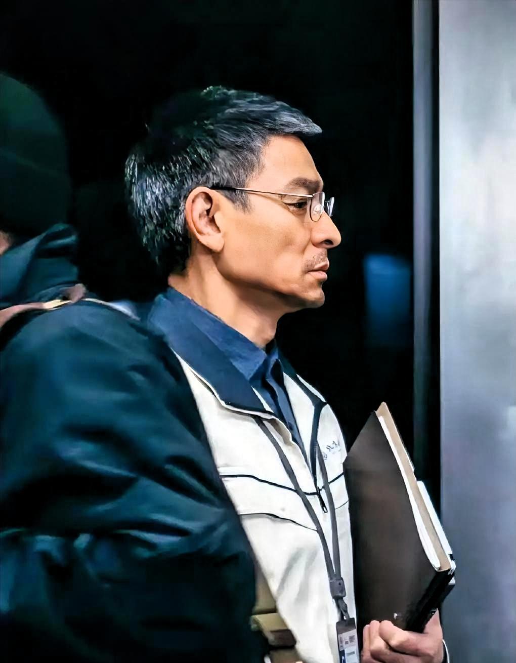 刘德华被问女儿有没有拍拖那天，连说了五个“没有”。边说边往后退。

4月18日香