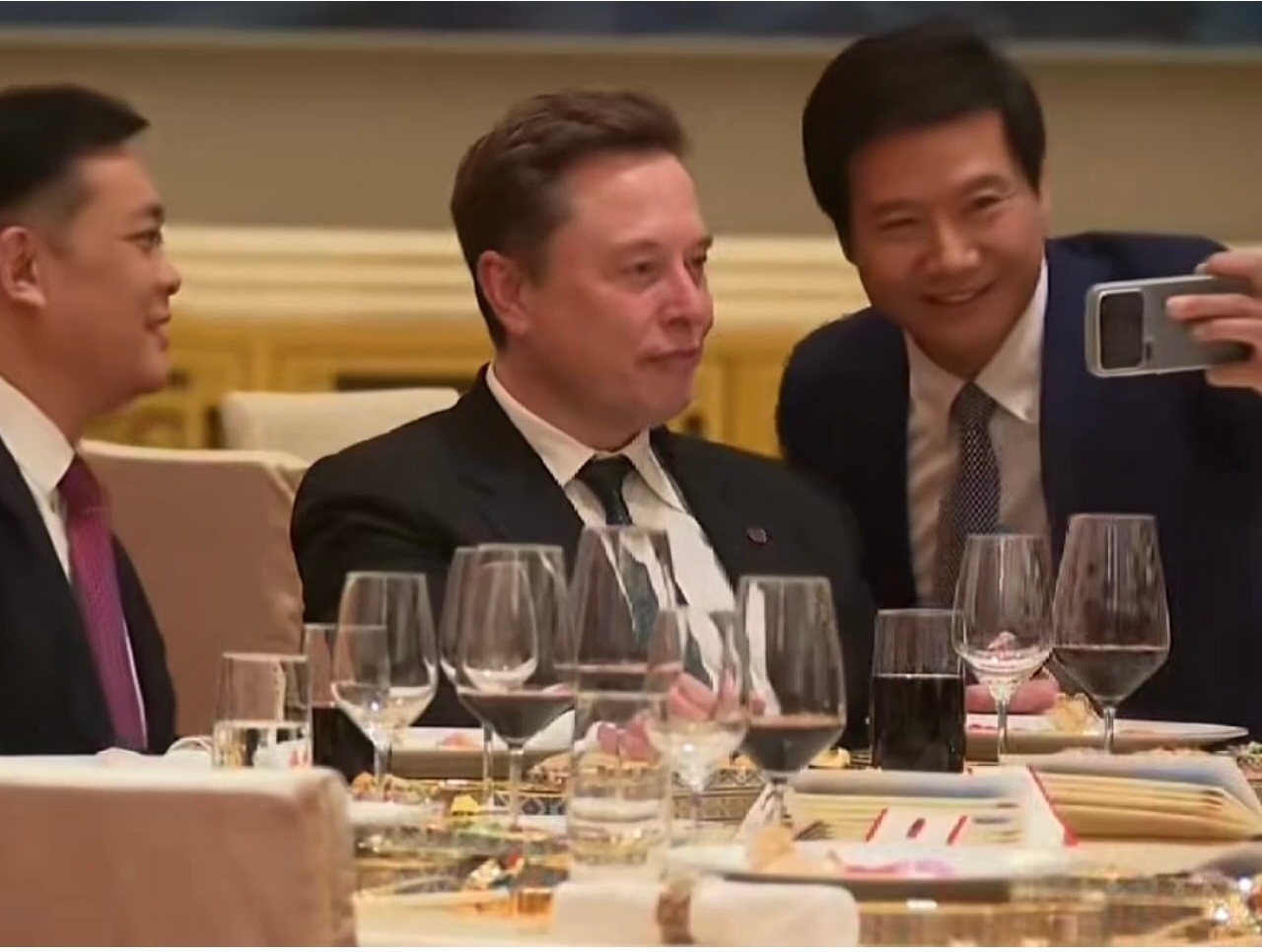 宴会上，雷军和马斯克合影，坐马斯克旁边的好像刘强东，雷总和马斯克之前的一次合影还