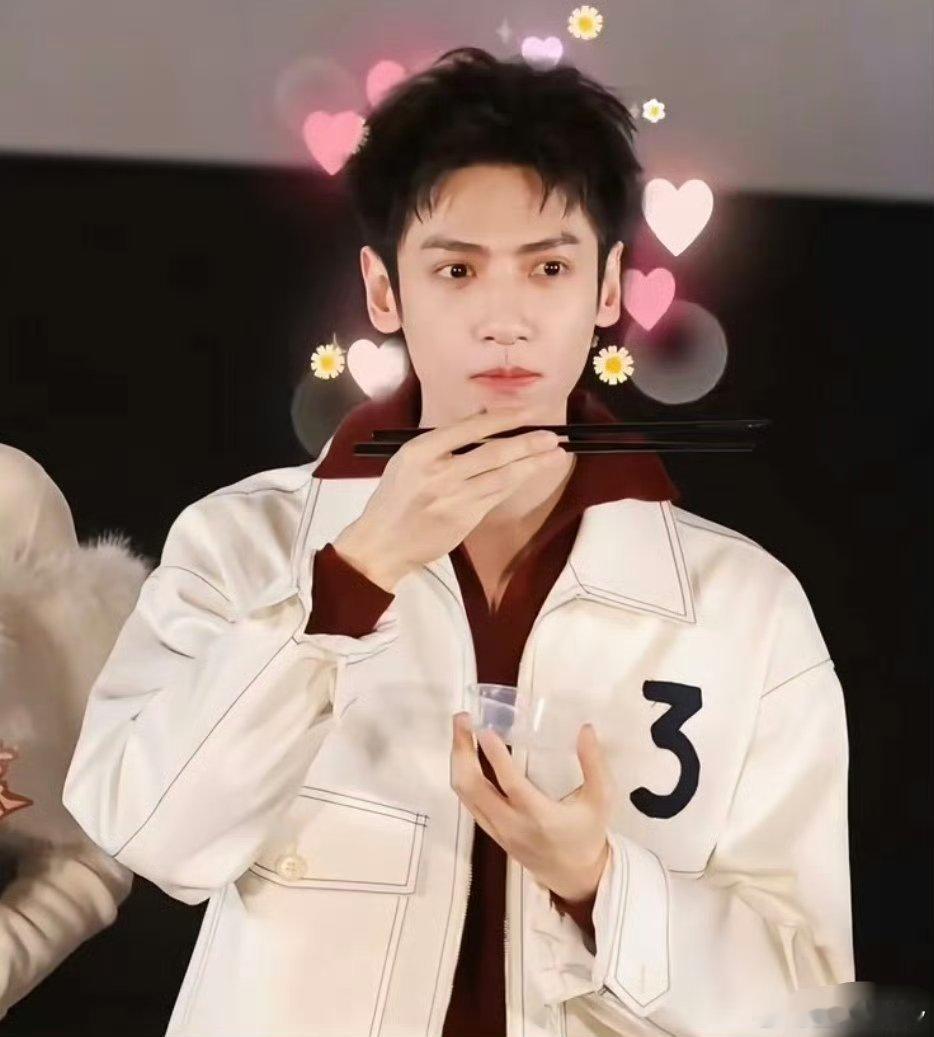 罗云熙青岛第一顿就吃了海肠捞饭 看帅哥吃的这么香，我都想尝尝了，看水龙吟下饭更香