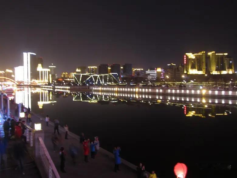 秋高气爽
立秋了，连日高温闷湿的天气彻底消散，周末晴空透亮，空气干爽，东北风带走